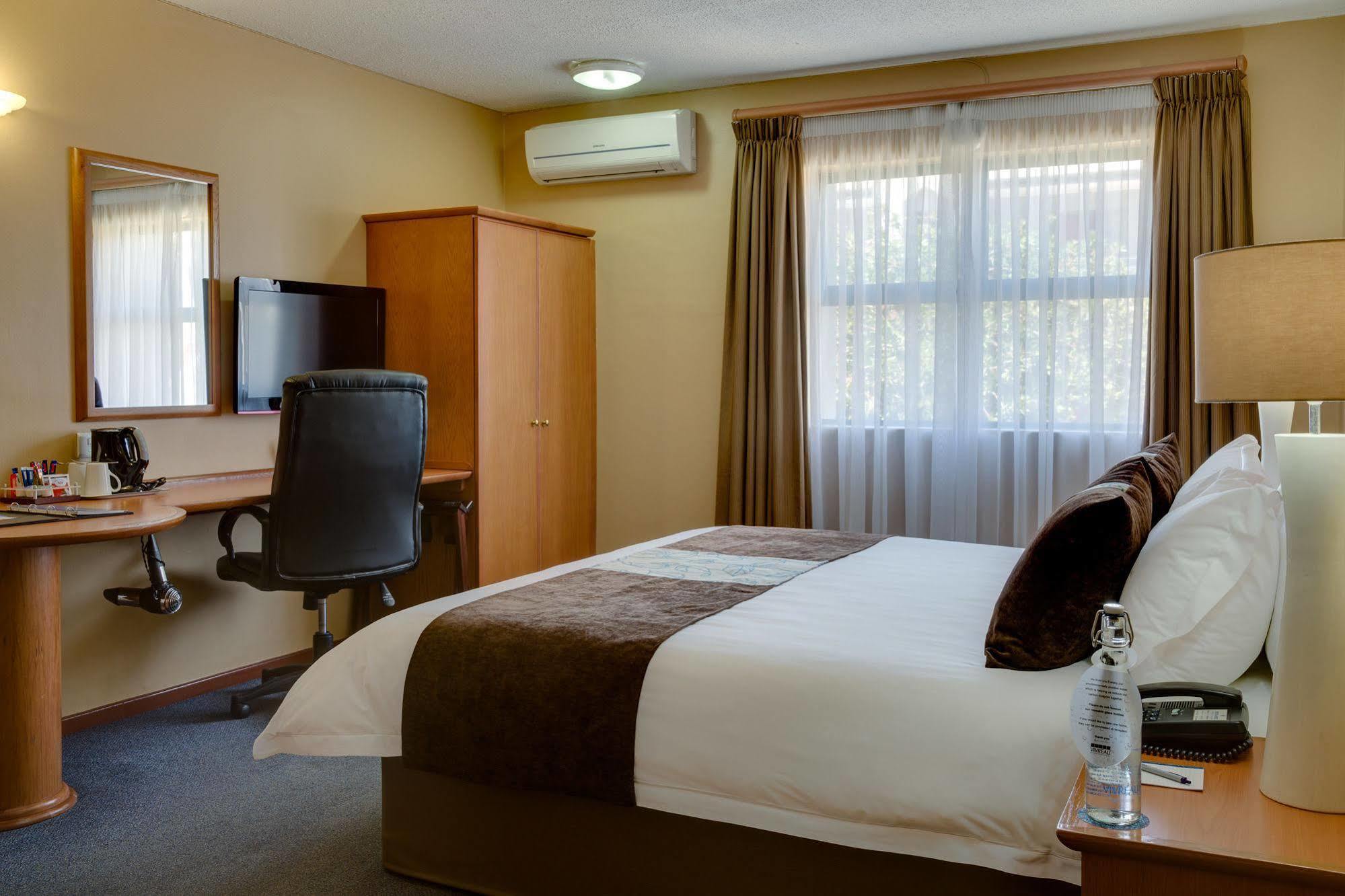 Protea Hotel By Marriott Cape Town Tyger Valley Белвилл Экстерьер фото
